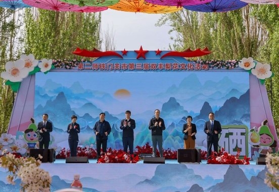 ​春日梨花“白月光” 新疆铁门关好“丰”景